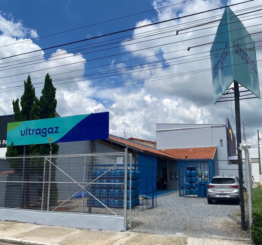 Fachada de unidade MVIC Gás com botijões Ultragaz